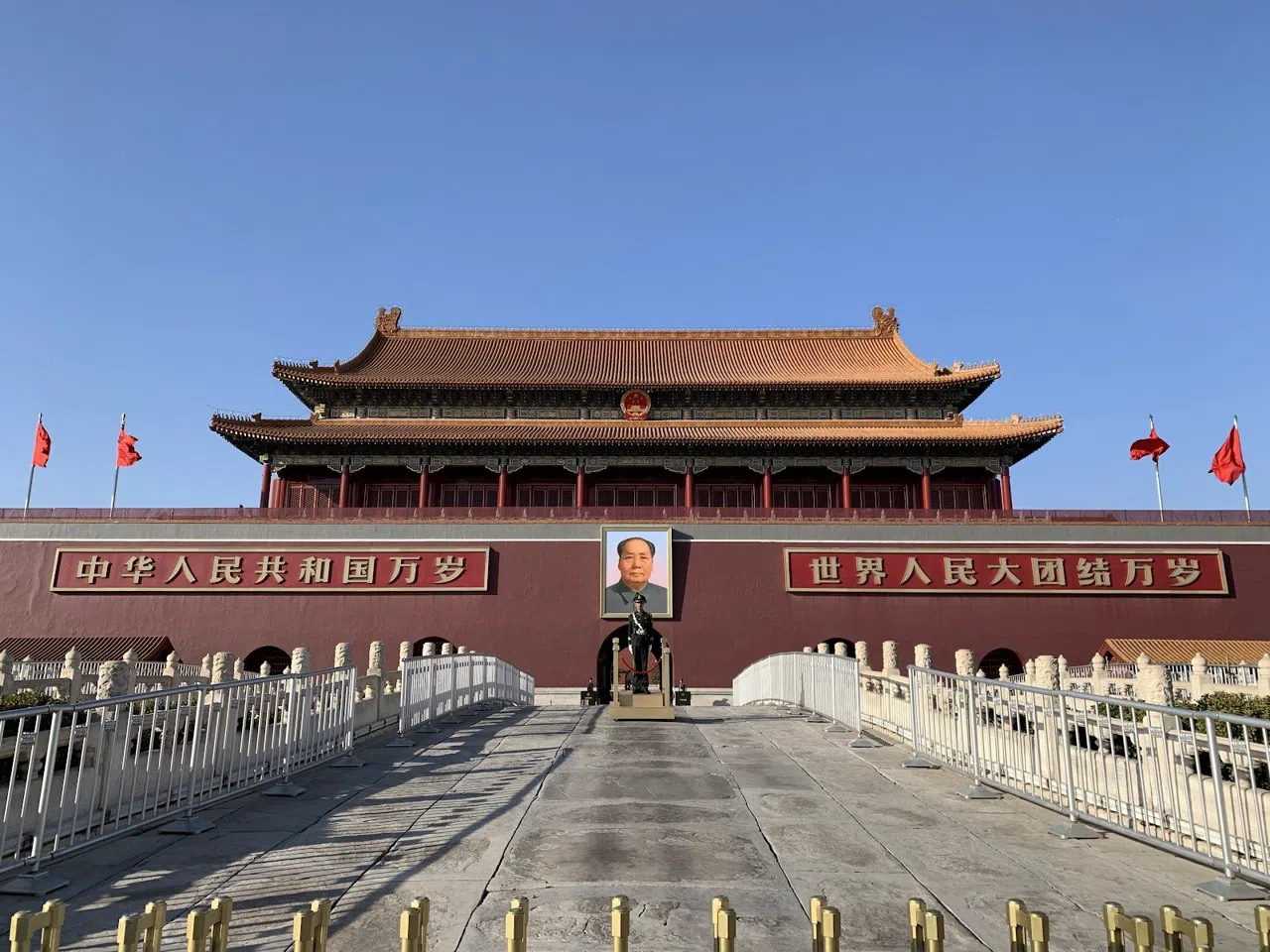 Se flaggan hissas på Himmelska fridens torg i Peking i gryningen