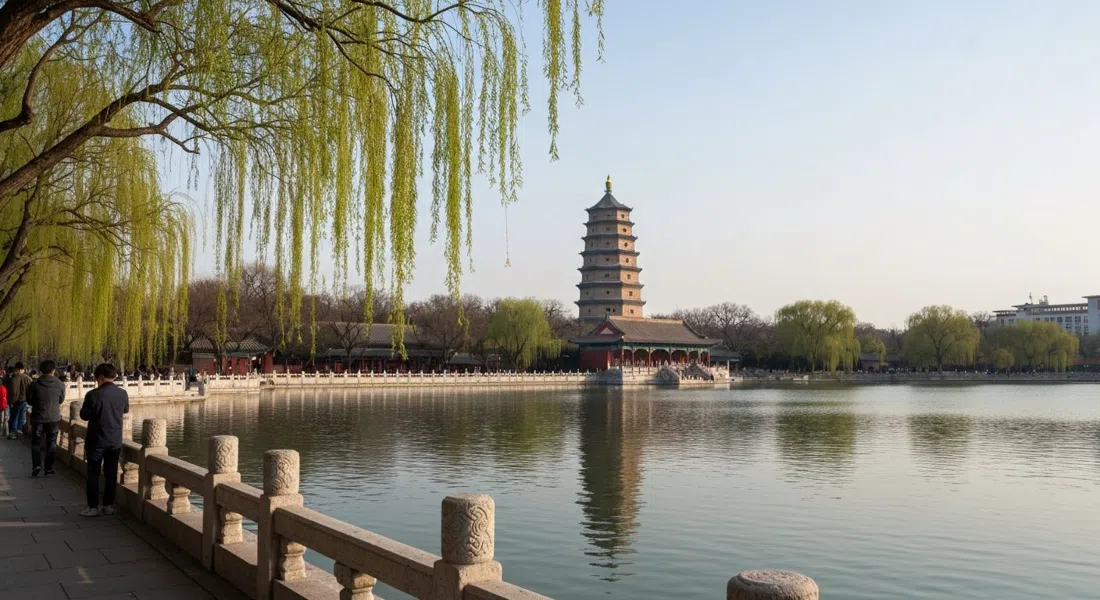 Weiming-See an der Peking-Universität an einem ruhigen Nachmittag, Weidenzweige über dem Wasser und die Boya-Pagode hinter dem See aufragend